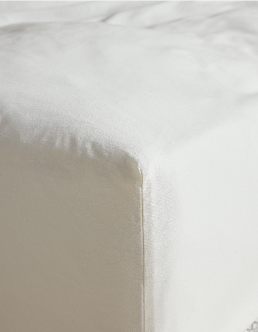 Chilluno_extra_soft_cotton_white_Fitted_Sheet_lifestyle_vertical_2508005