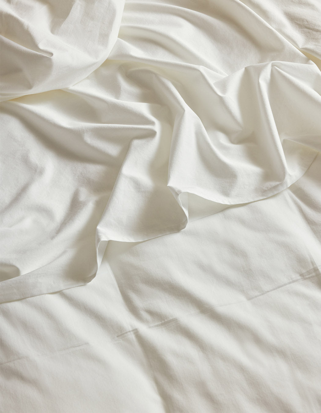 Chilluno_extra_soft_cotton_white_flat_sheet_lifestyle_vertical_2508002