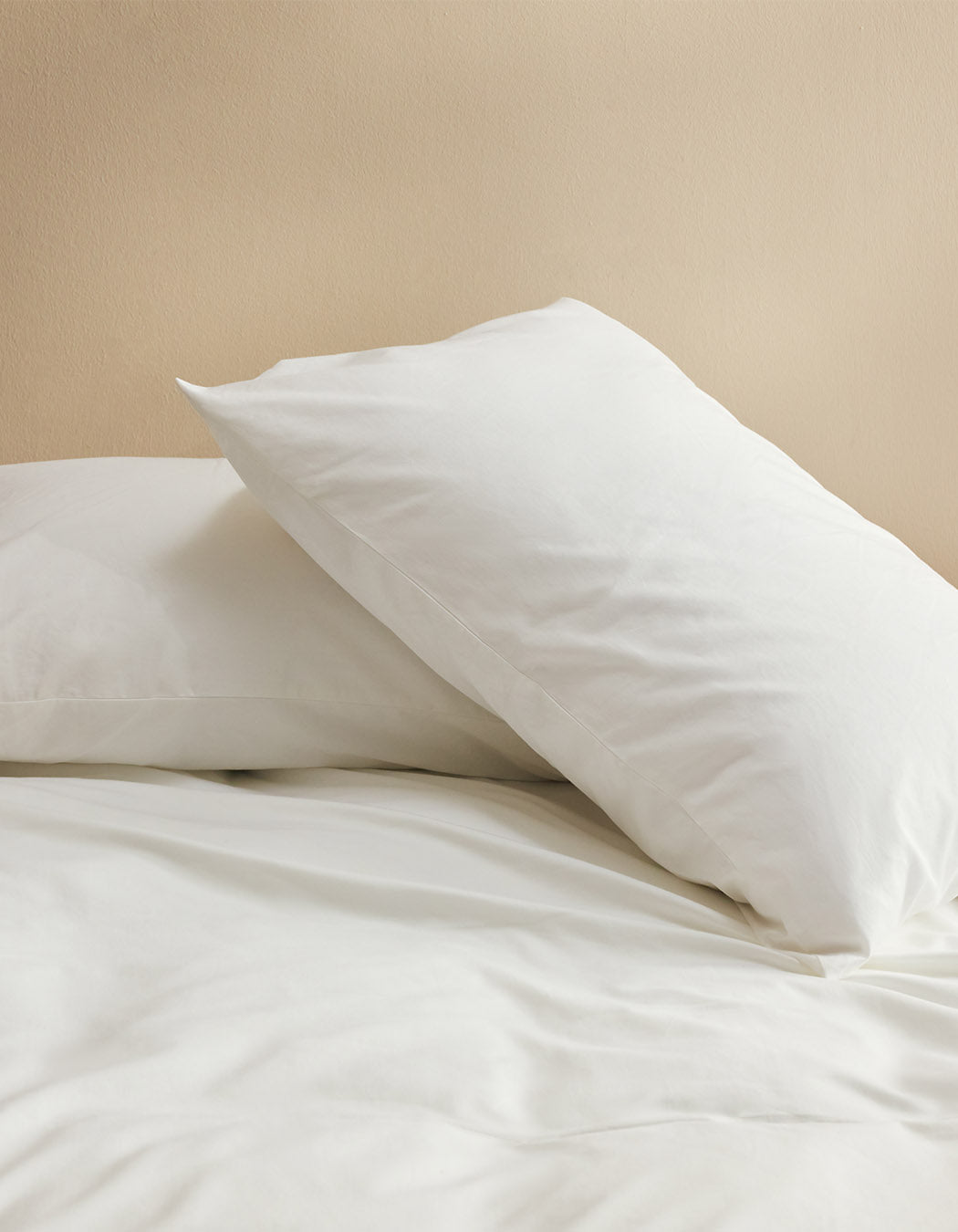 Chilluno_extra_soft_housewife_cotton_white_pillowcase_lifestyle_vertical_2508002